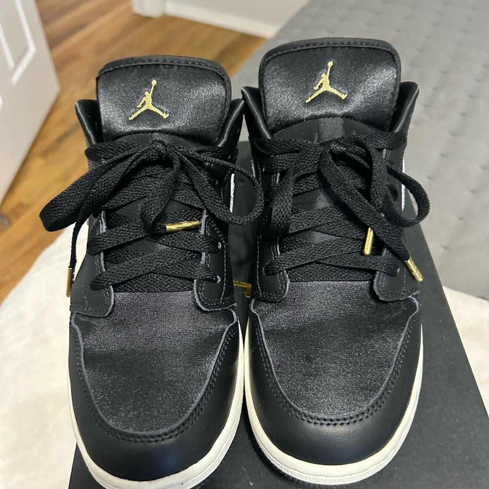 JORDAN 1 LOW SE GS 'BLACK METALLIC SILVER' 6.5 Youth